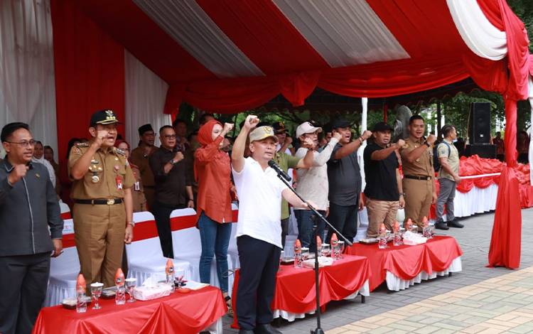 Gubernur Kalteng H. Sugianto Sabran saat memberikan arahan. (FOTO: ASEP)