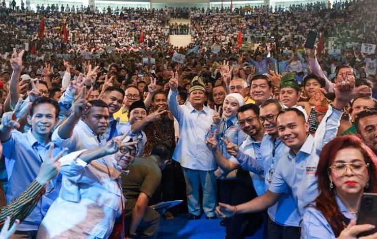 Calon presiden nomor urut 2 Prabowo Subianto berfoto bersama relawan saat hadir di acara konsolidasi relawan Prabowo-Gibran se-Provinsi Riau di Gelanggang Olahraga Remaja Pekanbaru, Riau, Selasa (9/1/2024). (ANTARA/HO-Tim Media Prabowo)