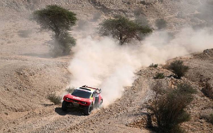 Pebalap Prancis Sebastien Loeb dari tim BRX memenangi etape empat reli Dakar 2024 dari Al Salamiya ke Al Hofuf, Arab Saudi pada Selasa. (9/1/2024)(AFP/PATRICK HERTZOG)