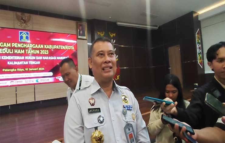 Kakanwil Hukum dan HAM Kalimantan Tengah (Kalteng) Hendra Eka Putra saat diwawancara awak media (Foto: Istimewa)