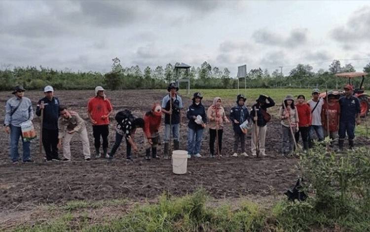 Kepala DKP3 Ida Safitri bersama elemen lainnya saat menggelar foto bersama dalam kegiatan demplot.