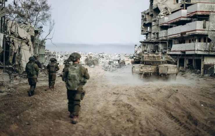 Foto yang dirilis Pasukan Pertahanan Israel (IDF) pada 1 Januari 2024 ini memperlihatkan pasukan Israel melakukan operasi militer di Jalur Gaza. (IDF/HO via Xinhua)