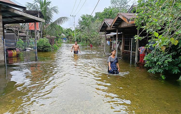 Kondisi banjir di Desa Matabu Kabupaten Barito Timur, Sabtu, 13 Januari 2024. (FOTO: BOLE MALO)
