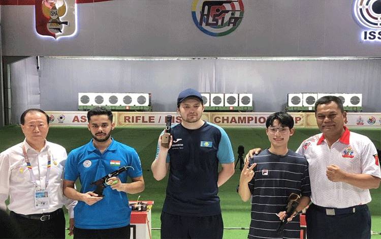 Pemenang nomor 25m Rapid Fire Pistol Men Asian Rifle/Pistol Championship 2024 Jakarta, yaitu sang juara Nikita Chiryukin (tengah), runner-up Vijayveer Sidhu (dua dari kiri), dan peringkat tiga Jong-Ho Song (dua dari kanan) bersama Ketua Umum PP Persatuan Olahraga Menembak dan Berburu Indonesia (Perbakin) Joni Supriyanto (kanan) di Lapangan Tembak Senayan, Jakarta, Sabtu (13/1/2024). (ANTARA/Zaro Ezza Syachniar)