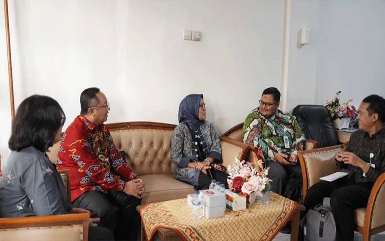 Pj Wali Kota Palangka Raya, Hera Nugrahayu saat berkunjung ke kantor LARS-DHP untuk menerima sertifikat akreditasi RSUD Kota. (FOTO: HUMAS)
