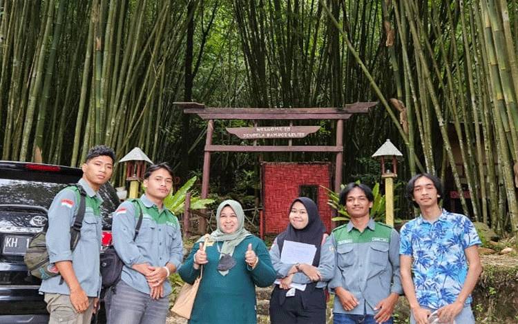 Penelitian di Dusun Pamah Semilir, Desa Telaga, Kecamatan Sei Bingai Kabupaten Langkat.(FOTO: Dokumentasi Prof Rahmawaty untuk Borneonews)