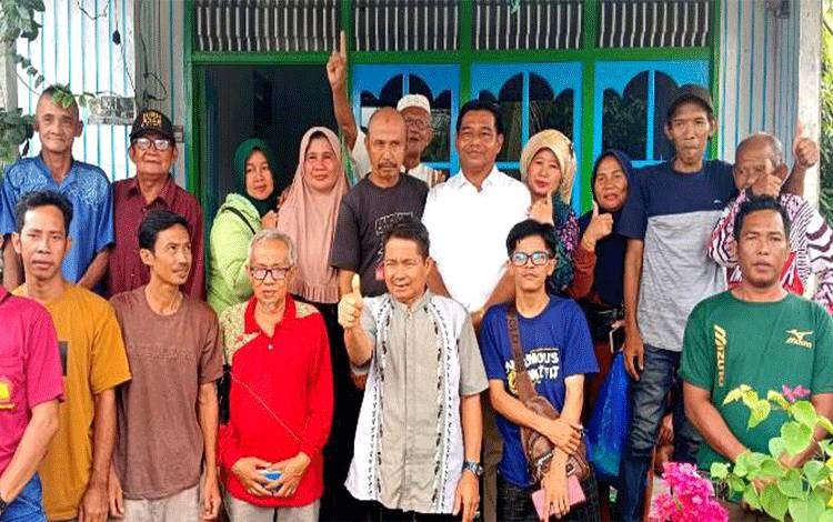 Ketua Komisi III DPRD Barito Utara H Tajeri didampingi anggota DPRD Hj Sofia saat menemui konstituen di Jalan Keladan Kelurahan Lanjas Muara Teweh, Sabtu 13 Januari 2024 lalu. (Foto: Dhani)