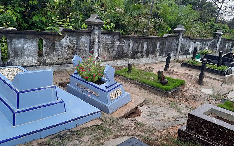 Makam TPU Samari ambles pascahujan deras mengguyur wilayah tersebut. (FOTO: DANANG)