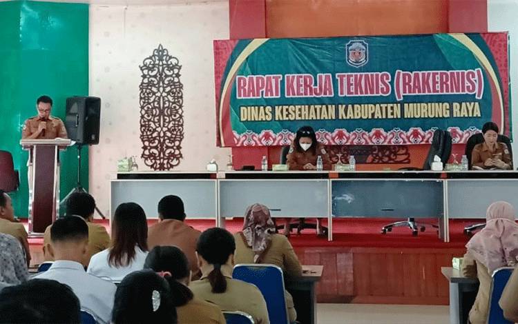 Kepala Dinas Kesehatan Murung Raya, dr. Suwirman Hutagalung memberikan sambutan sekaligus membuka acara Rakernis tahun 2024 yang dilaksanakan di aula Dinkes.