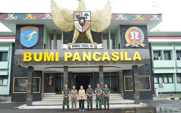 Pj Wali Kota Palangka Raya saat berkunjung ke Korem 102 Panju Panjung. (FOTO: HUMAS)