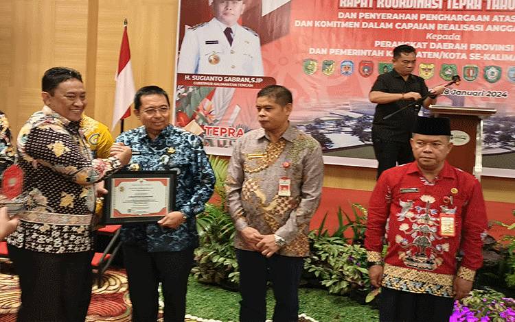 Pj Bupati Sukamara?Kaspinor menerima penghargaan dari Wakil Gubernur Kalimantan Tengah, Edy Pratowo pada Kamis, 18 Januari 2024. (FOTO: HUMAS PEMDA SUKAMARA)