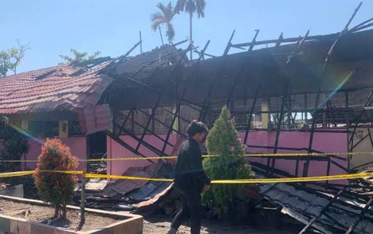 Kondisi SDN 9 Langkai yang terbakar pada Juli 2023. Tahun ini Disdik akan melakukan rehab. (FOTO: IST)