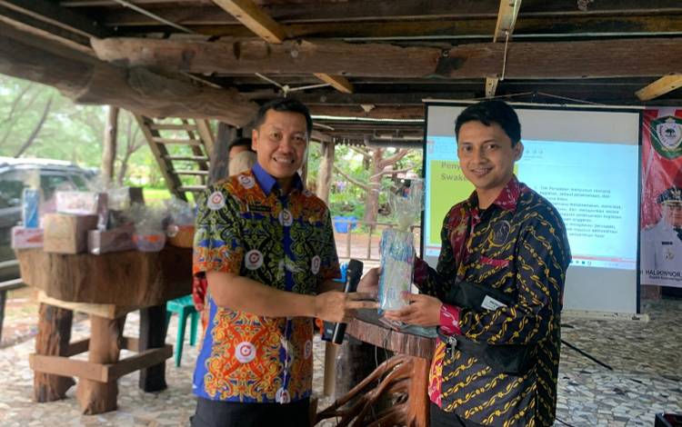 Bimbingan teknis penginputan SIRUP dan pelatihan penggunaan aplikasi SiPeBeJe oleh UKPBJ Sekda Kotawaringin Timur di Camp Cobes, Jumat, 19 Januari 2024. (FOTO: UKPBJ SEKDA KOTIM)