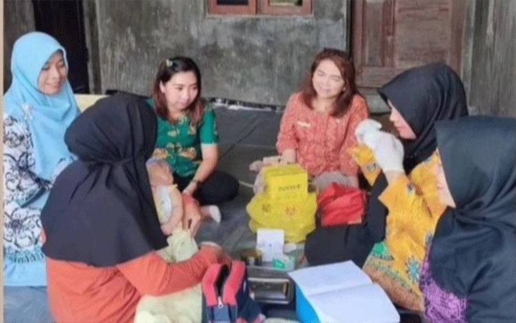 Kepala Bidang Pemberdayaan Masyarakat DisdaldukKBP3AM Palangka Raya Anggraeni Nevi Heci saat melakukan kunjungan ke Posyandu Mekar Sari (Foto : IST)