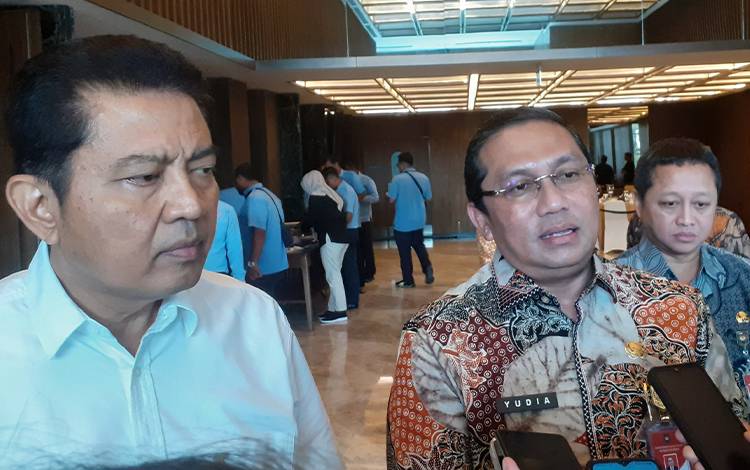 Pj Bupati Kobar, Budi Santosa (kiri) bersama Direktur BUMD, BLUD dan BMD Kementrian Dalam Negeri (Kemendagri) Yudia Ramli (kanan) memberikan keterangan kepada wartawan, Sabtu, 20 Januari 2024 (FOTO: NURITA)