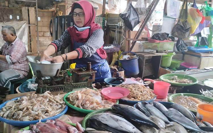 Salah satu lapak yang menjual aneka produk laut di Pasar Rajawali, Palangka Raya. (FOTO: TESTI PRISCILLA)