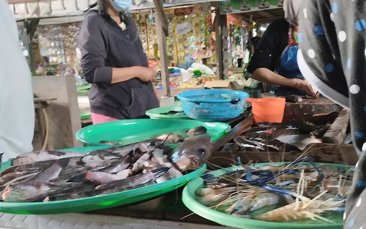 Salah satu lapak penjual ikan budidaya dan udang budidaya di Pasar Rajawali, Palangka Raya.(FOTO: Dokumentasi Testi Priscilla)