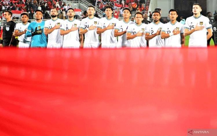 Pesepakbola Timnas Indonesia menyanyikan lagu Indonesia Raya sebelum bertanding melawan Vietnam pada laga kedua penyisihan grup D Piala Asia 2023 di Stadion Abdullah Bin Khalifah, Doha, Qatar, Jumat (19/1/2024). (ANTARAFOTO/Yusran Uccang/rwa