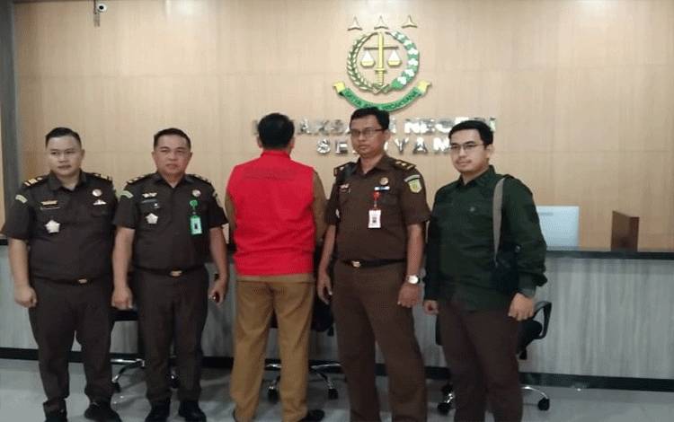 Penyidik Kejaksaan Negeri Seruyan saat melakukan penahanan terhadap PM Kadis Perindagkop dan UMKM Seruyan terkait ?dugaaan kasus tindak pidana korupsi proyek Pembangunan Sentra (IKM) ( Foto : IST)