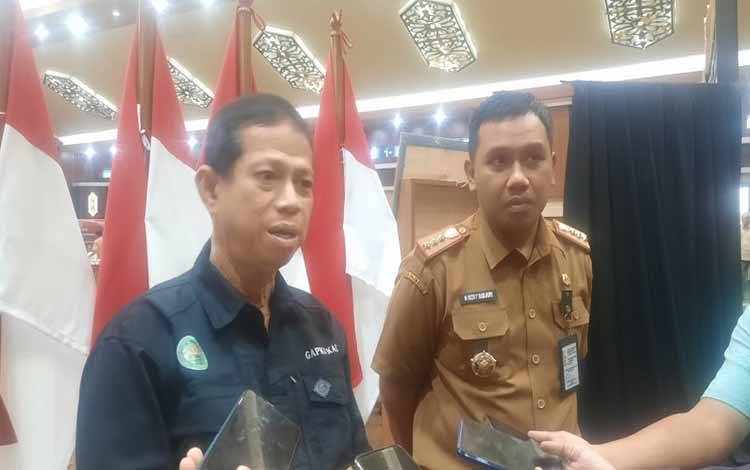 Ketua GAPKI Kalteng Syaiful Panigoro didampingi Plt Kepala Dinas Perkebunan Kalteng, Rizky Ramadhana Badjuri (Foto:MARINI)