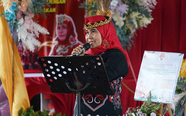 Ketua Asbadata Prov. Kalteng Hj. Muliadina M. Lewis saat membacakan sambutan?di Betang Hapakat, Jl. RTA Milono KM 3,5 Palangka Raya, Rabu, 24 Januari 2024. (FOTO:MARIO)
