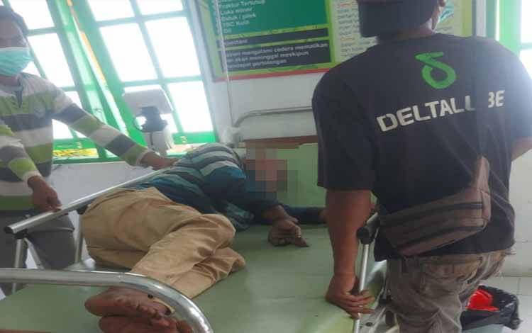 Korban percobaan bunuh diri saat mendapatkan perawatan di Rumah Sakir dr. Murjani, Sampit, Kabupaten Kotim. (FOTO: IST)