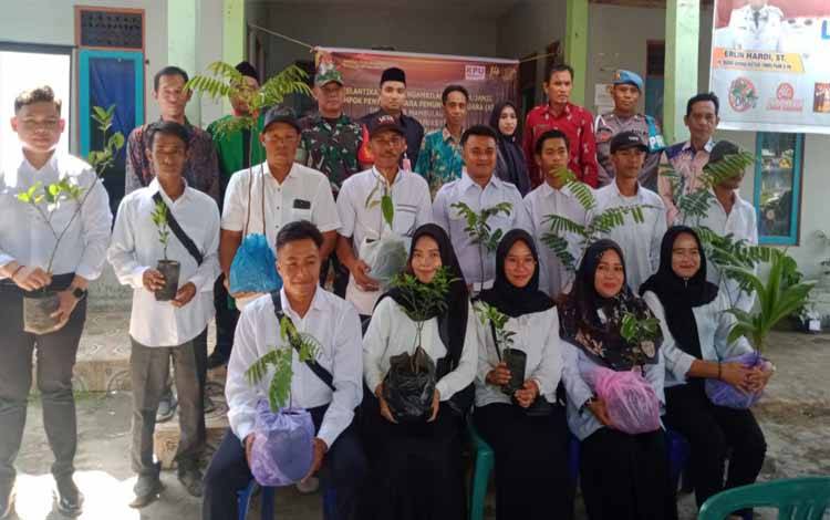 Para anggota KPPS Desa Anjir Mambulau Barat seusai dilantik, Kamis, 25 Januari 2024. (FOTO: IST)