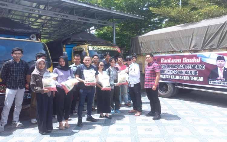 Anggota DPR RI Dapil Kalteng, Agustiar Sabran saat menyalurkan bantuan secara simbolis sebelum dikirimkan. (FOTO: HERMAWAN)
