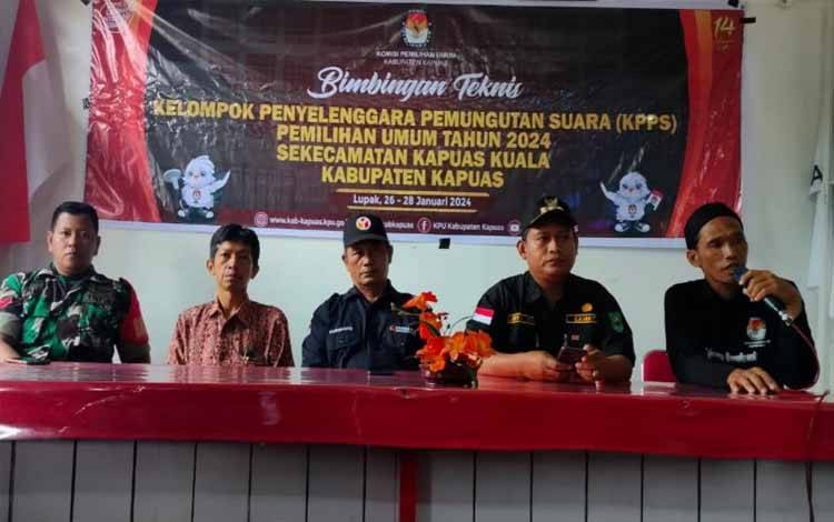 Camat Kapuas Kuala, Nurcahyono (dua dari kanan) saat hadiri Bimtek KPPS se Kecamatan Kapuas Kuala, Jumat, 26 Januari 2024. (FOTO: IST)