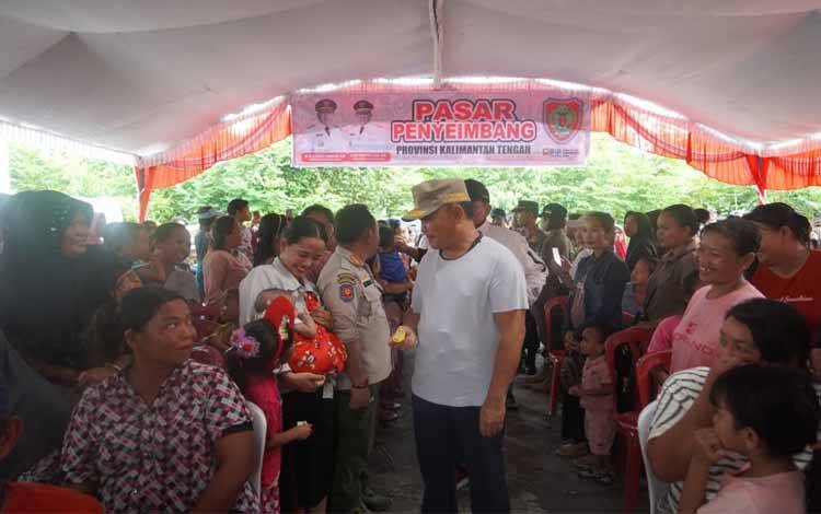 Gubernur Kalteng, Sugianto Sabran sapa salah satu warga Kecamatan Jabiren Raya pada kegiatan Pasar Penyeimbang. (FOTO:RIZAL)
