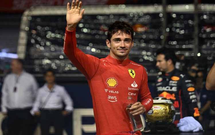 Pebalap Ferrari Charles Leclerc merebut pole position Grand Prix Singapura di Sirkuit Marina Bay. (1/10/2022) (AFP/LILLIAN SUWANRUMPHA)(AFP/LILLIAN SUWANRUMPHA)