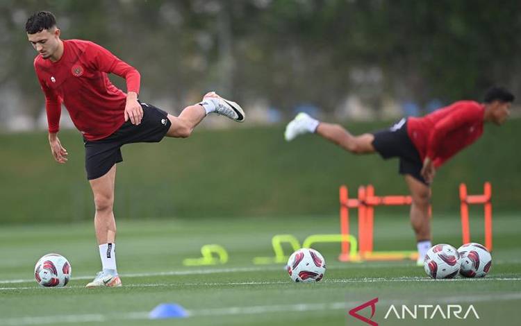 Pesepakbola timnas Indonesia Ivar Jenner (kiri) melakukan latihan di Lapangan Al Egla 2, Lusail, Qatar, Sabtu (27/1/2024). Timnas Indonesia akan bertanding melawan Australia pada babak 16 besar Piala Asia 2023 di Qatar pada Minggu (28/1/2024). ANTARA FOTO/Yusran Uccang/pras.