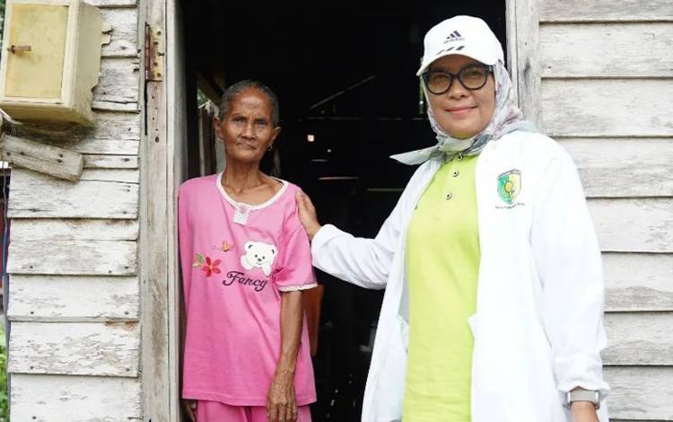 Pj Wali Kota Palangka Raya, Hera Nugrahayu saat mengunjungi lansia. (FOTO: FOTO: PROKOM)?