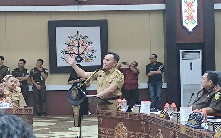 Gubernur Kalimantan Tengah (Kalteng), Sugianto Sabran saat kick off pengadaan barang dan jasa di Aula Jayang Tingang, Senin, 29 Januari 2024. (FOTO: HERMAWAN)