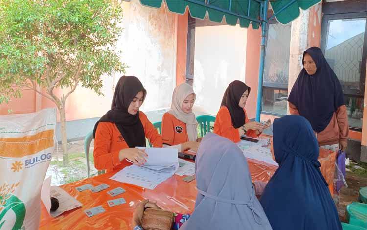 Verifikasi data warga penerima bantuan CPP Beras di kantor Pos Palangka Raya. (FOTO: HENDRI)