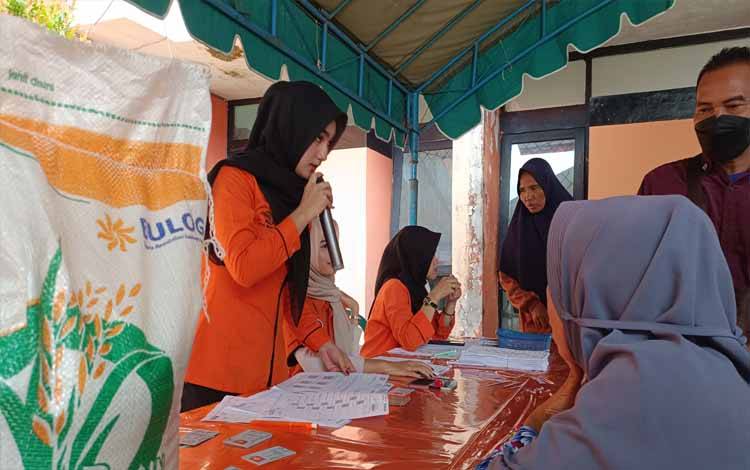 Penyaluran beras CPP di kantor Pos KCU Palangka Raya. (FOTO: HENDRI)