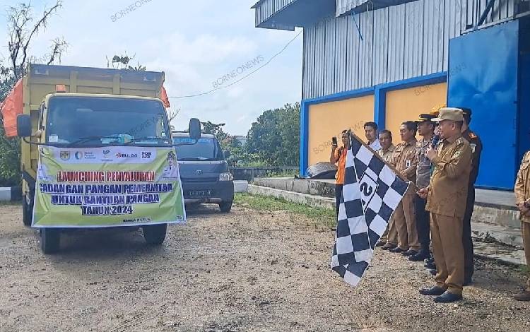 Bupati Gunung Mas Jaya S Monong saat launching bantuan pangan untuk masyarakat, Rabu, 30 Januari 2024. (FOTO: RISKA YULYANA)