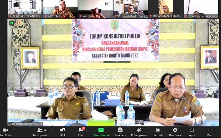 Kepala Bapelitbangda Barito Timur Frans Sila Utama menyampaikan laporan pada forum konsultasi publik RKPD Barito Timur 2025, Selasa, 30 Januari 2024. (FOTO: DISKOMINFOPS BARTIM)