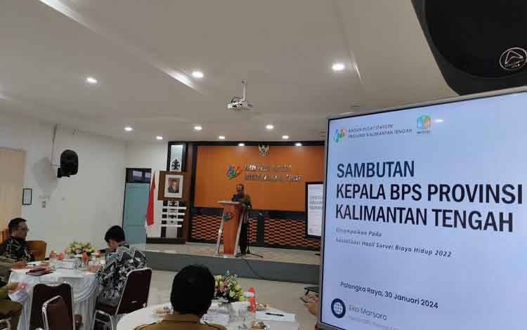 Kepala BPS Kalteng, Eko Marsoro saat membuka Sosialisasi Hasil Survei Biaya Hidup atau SBH 2022 pada Selasa, 30 Januari 2024 di aula pertemuan kantor BPS Kalteng.(FOTO: TESTI PRISCILLA)