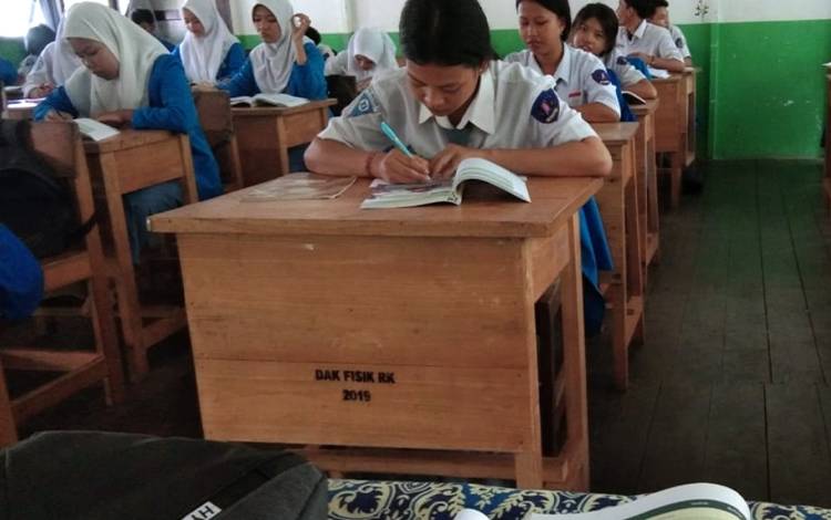 Kegiatan belajar mengajar di salah satu SMA di Kalteng. (FOTO: IST)