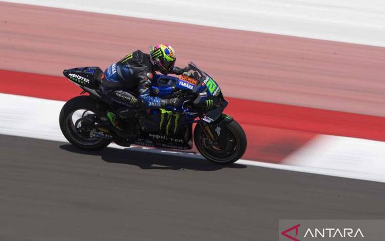 Pembalap Monster Energy Yamaha Franco Morbidelli memacu kecepatan pada sesi latihan bebas 1 MotoGP di Pertamina Mandalika International Street Circuit, Lombok Tengah, NTB, Jumat (13/10/2023). Ajang balap MotoGP berlangsung pada 13-15 Oktober 2023. ANTARA FOTO/Wahyu Putro A/nym.
