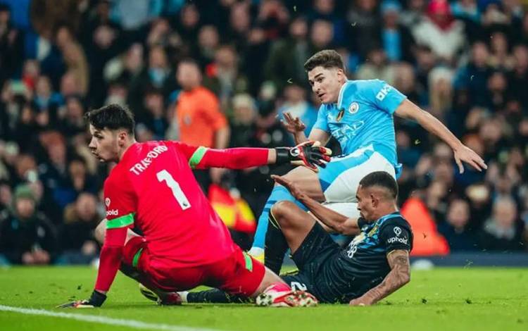Julian Alvarez (tengah) sesaat sebelum mencetak gol untuk Manchester City dalam pertandingan Liga Premier Inggris melawan Burnley di Etihad Stadium pada Kamis (01/2/2024). ANTARA/HO-Mancity