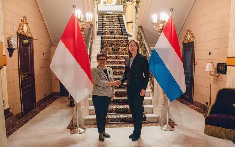 Menteri Luar Negeri RI Retno Marsudi (kiri) berjabat tangan dengan Menlu Belanda Hanke Bruins Slot (kanan) di Den Haag, Rabu (31/1/2024). (ANTARA/HO-Kemlu RI)