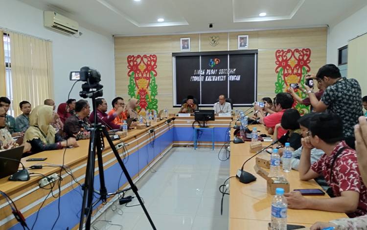 Rilis bulanan data statistik oleh BPS Kalteng yang dipimpin Kepala BPS Kalteng, Eko Marsoro dan Sekda Provinsi Kalteng, H Nuryakin pada Kamis, 1 Februari 2024.(FOTO: TESTI PRISCILLA)