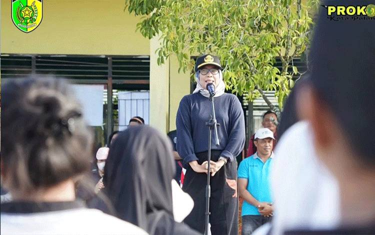 Pj Wali Kota Palangka Raya saat membuka senam bersama Jumat Berkah Sehat Beriman di SMPN 8 Palangka Raya. (FOTO: PROKOM)?