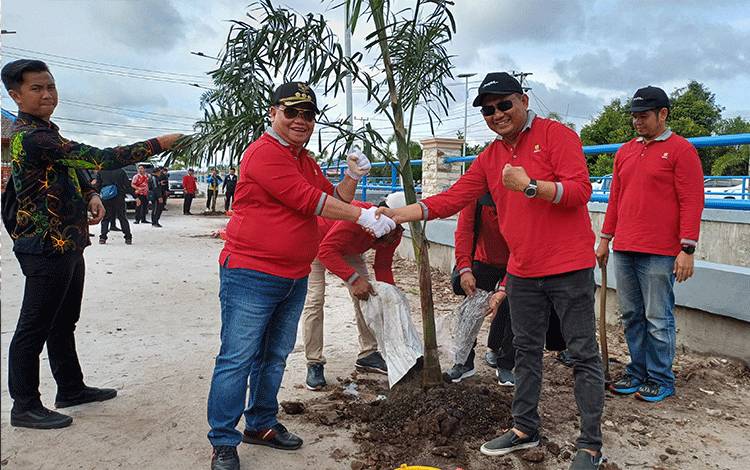 Ketua HATHI Kalteng Ferry Syahrizal dan Bupati Kotawaringin Timur Halikinnor menanam pohon palem, Jumat, 2 Februari 2024.