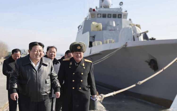Foto Arsip - Pemimpin Korea Utara Kim Jong Un (kiri depan) meninjau galangan kapal di Nampo, Korea Utara. (ANTARA/Kyodo)