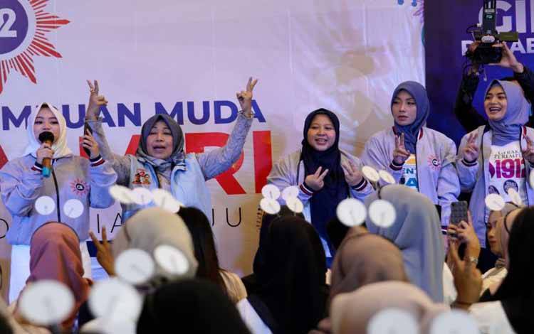 Eksponen perempuan muda Muhammadiyah yang tergabung dalam Kaukus Perempuan Muda Matahari mendeklarasikan dukungan mereka kepada calon presiden dan wakil presiden nomor urut dua, Prabowo Subianto dan Gibran Rakabuming Raka, di hadapan para pendukung lainnya di Bandung, Sabtu (3/2/2024). ANTARA/HO