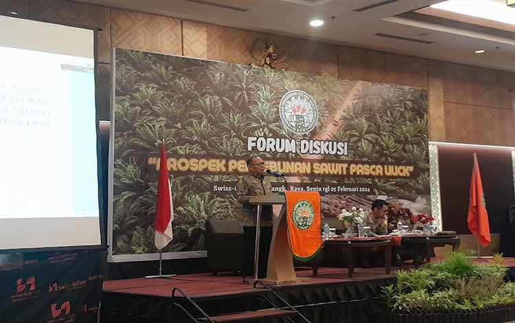 Pakar hukum kehutanan Indonesia, Sadino saat menghadiri forum diskusi Perkebunan Sawit Pasca-UUCK di Swiss-Belhotel Danum, Palangka Raya, Senin, 5 Februari 2024 (Foto:MARINI)