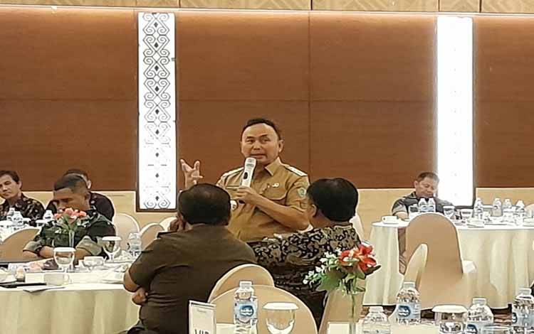 Gubernur Kalteng Sugianto Sabran saat dialog terkait kelapa sawit, di Swiss-Belhotel Danum Palangka Raya , Senin, 5 Februari 2024 (Foto:MARINI)